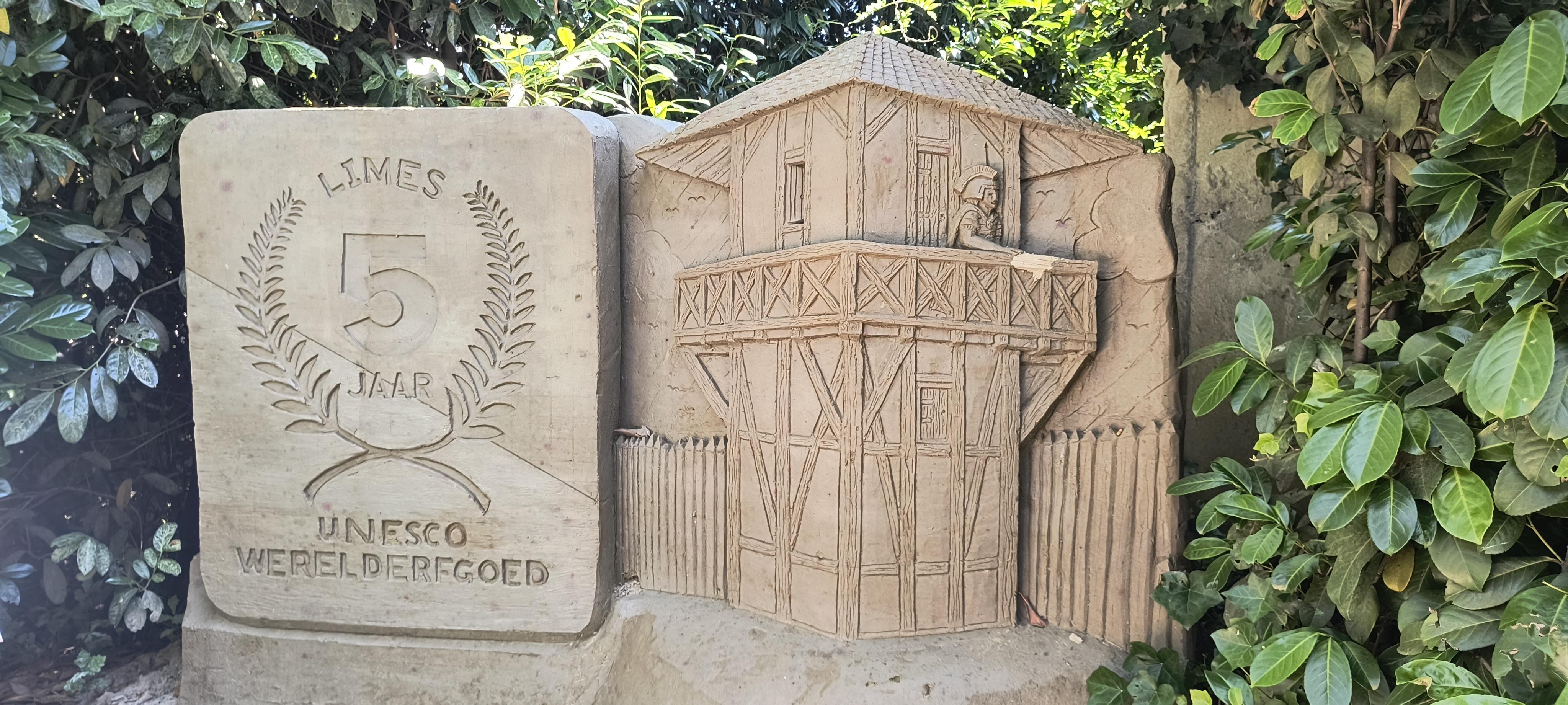 Sandkunst mit das Logo von 5 Jahre Unesco Welterbe, und einen Römische Grenzturm daneben, auf dem Sandskulpturenausstellung in Garderen (NL), das dieses Jahr das Thema "Das Römische Reich" hat.